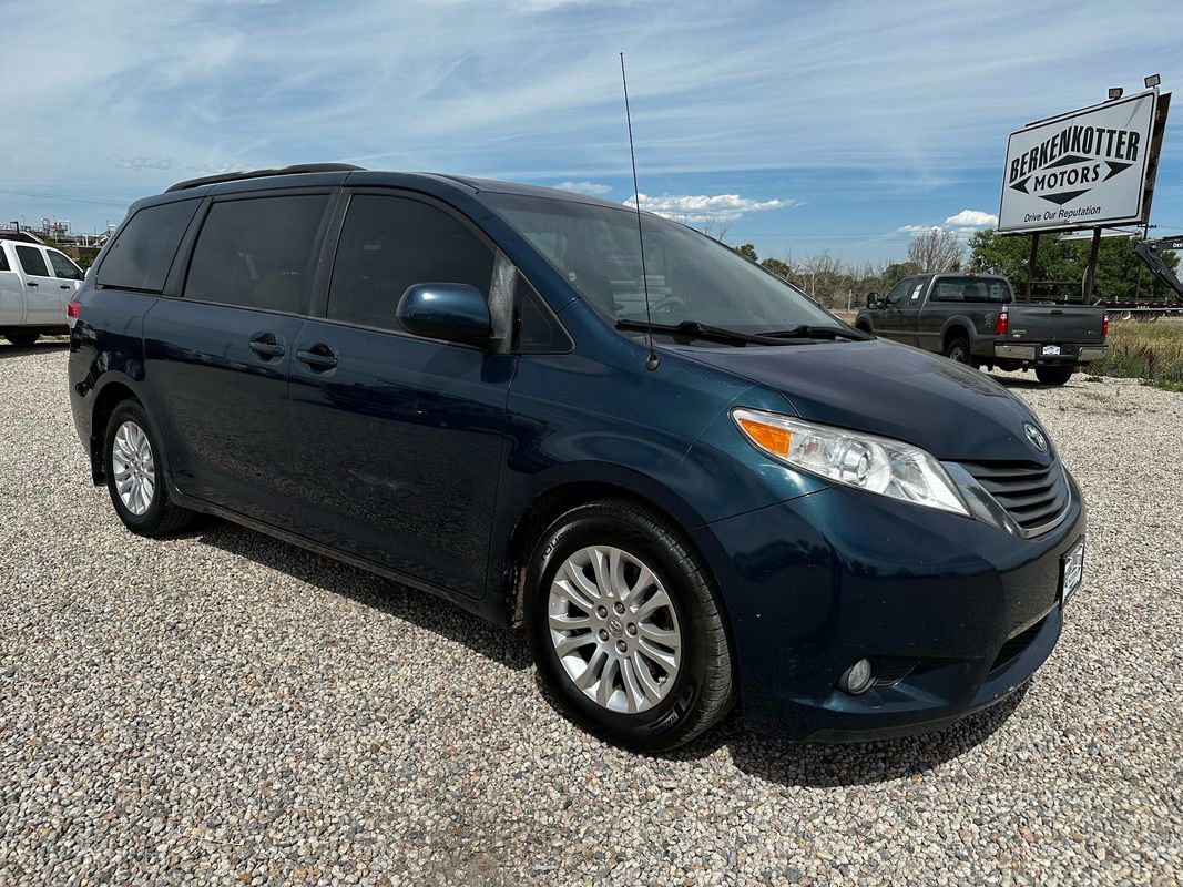 Used 2012 Toyota Sienna XLE image 1