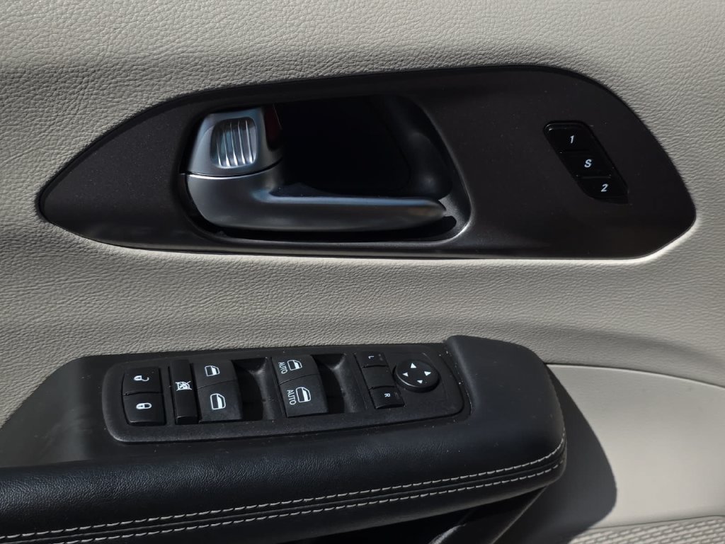 Used 2023 Chrysler Pacifica Touring-L FWD image 28