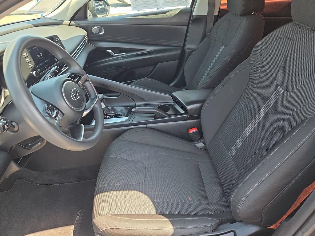 Used 2022 Hyundai Elantra SE w/ Cargo Package FWD image 10
