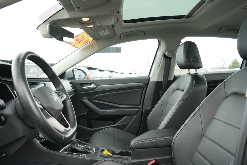 Used 2023 Volkswagen Jetta SE w/ Panoramic Sunroof Package image 25