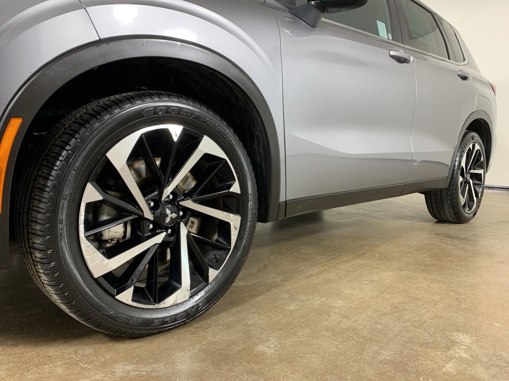 Used 2023 Mitsubishi Outlander SE image 2