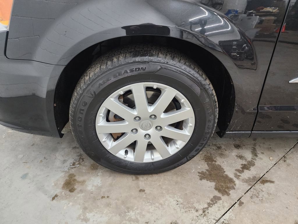 Used 2014 Chrysler Town & Country Touring image 33