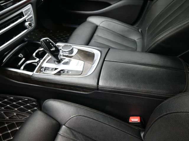 Used 2016 BMW 740i image 9
