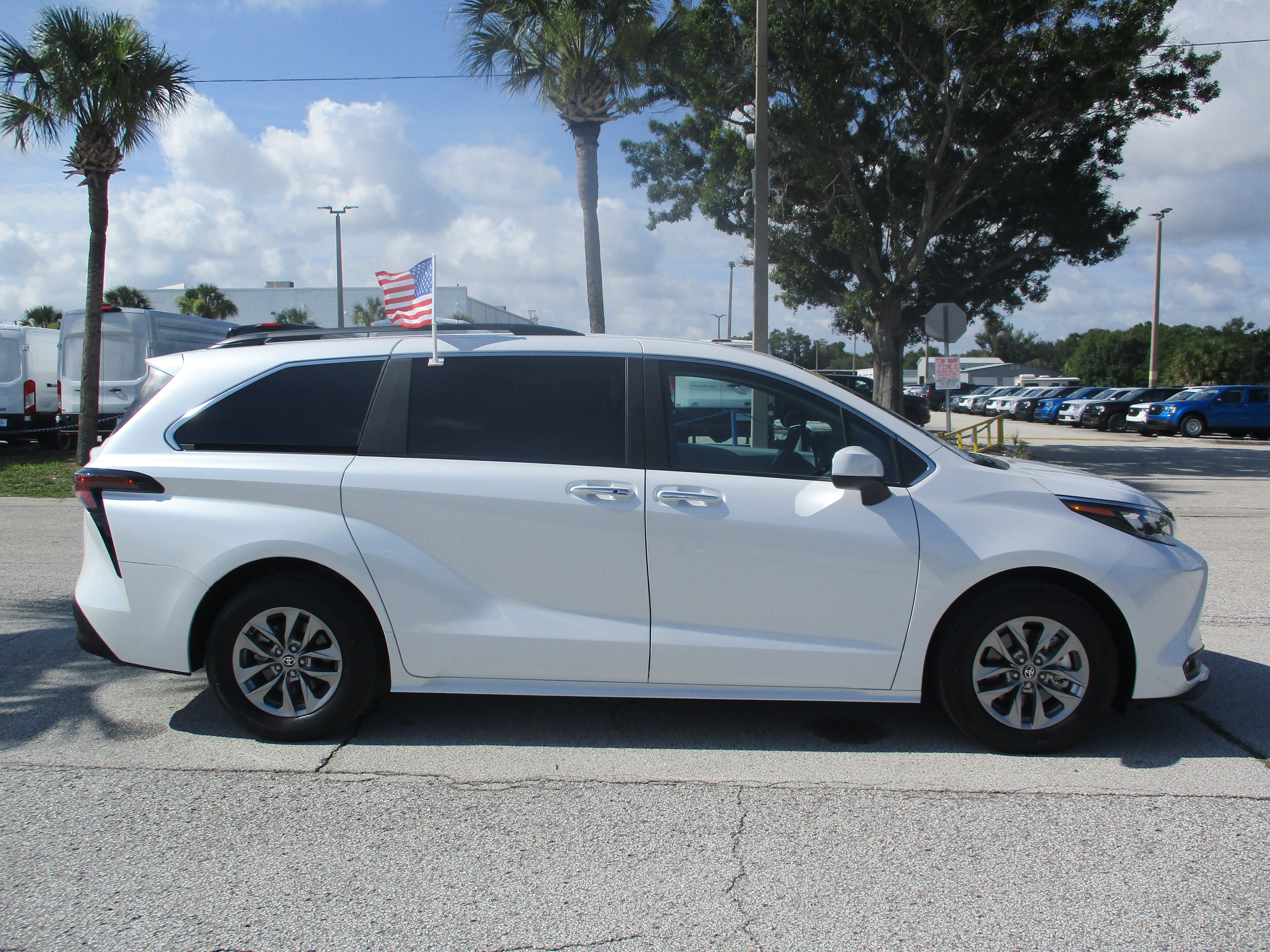 Used 2026 Toyota Sienna XLE FWD image 8