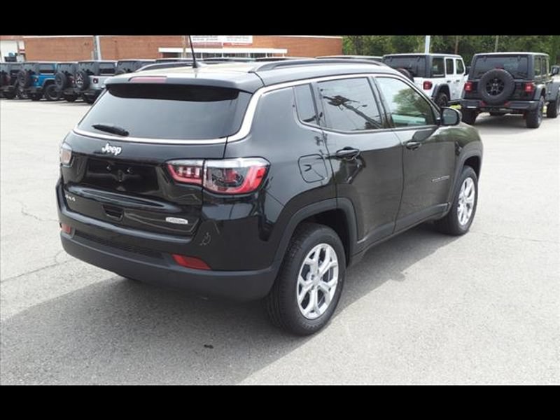 Used 2024 Jeep Compass Latitude AWD/4WD image 4