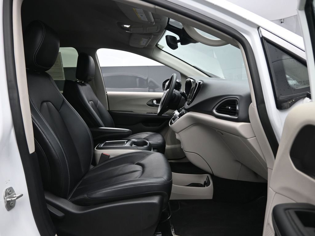 Used 2024 Chrysler Pacifica Touring-L FWD image 30