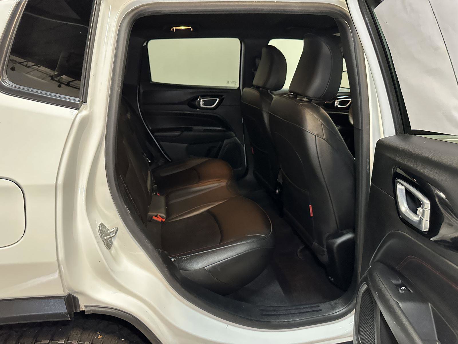 Used 2025 Jeep Compass Trailhawk AWD/4WD image 35