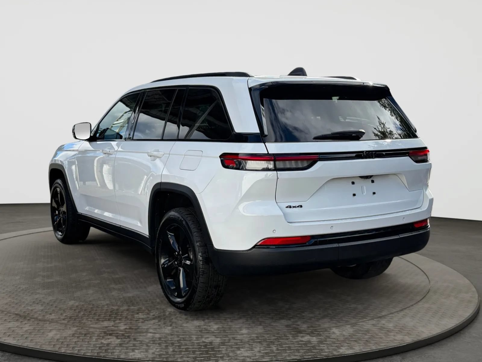 Used 2022 Jeep Grand Cherokee Altitude AWD/4WD image 8