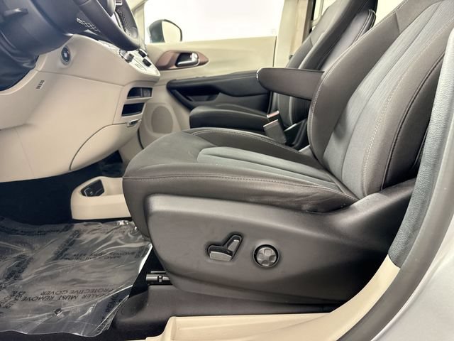 Used 2023 Chrysler Voyager LX FWD image 20