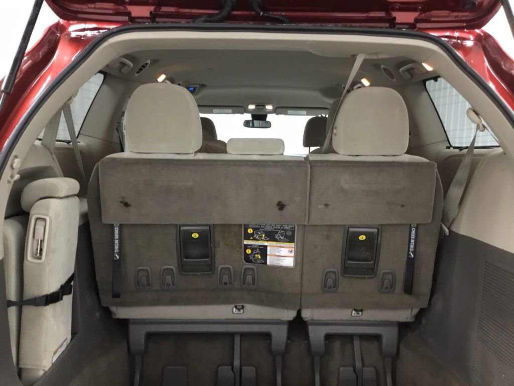 Used 2018 Toyota Sienna LE w/ Protection Package image 16