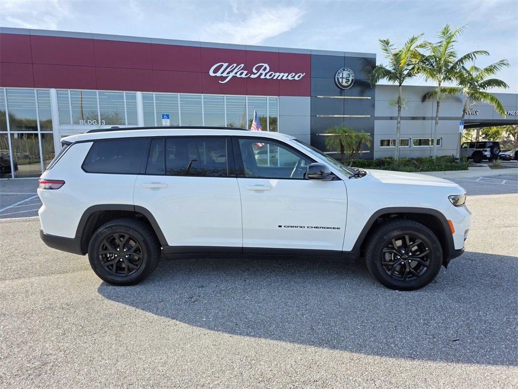 Used 2024 Jeep Grand Cherokee L Laredo image 3