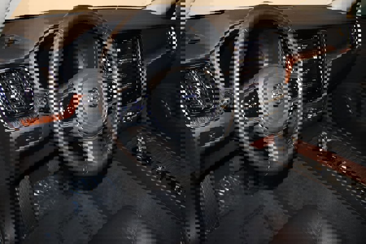 Used 2025 Volvo V60 B5 Cross Country Plus image 34