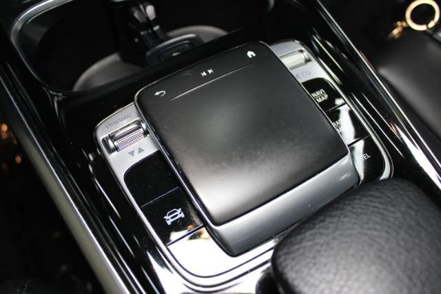 Used 2020 Mercedes-Benz GLB 250 4MATIC w/ Premium Package image 19
