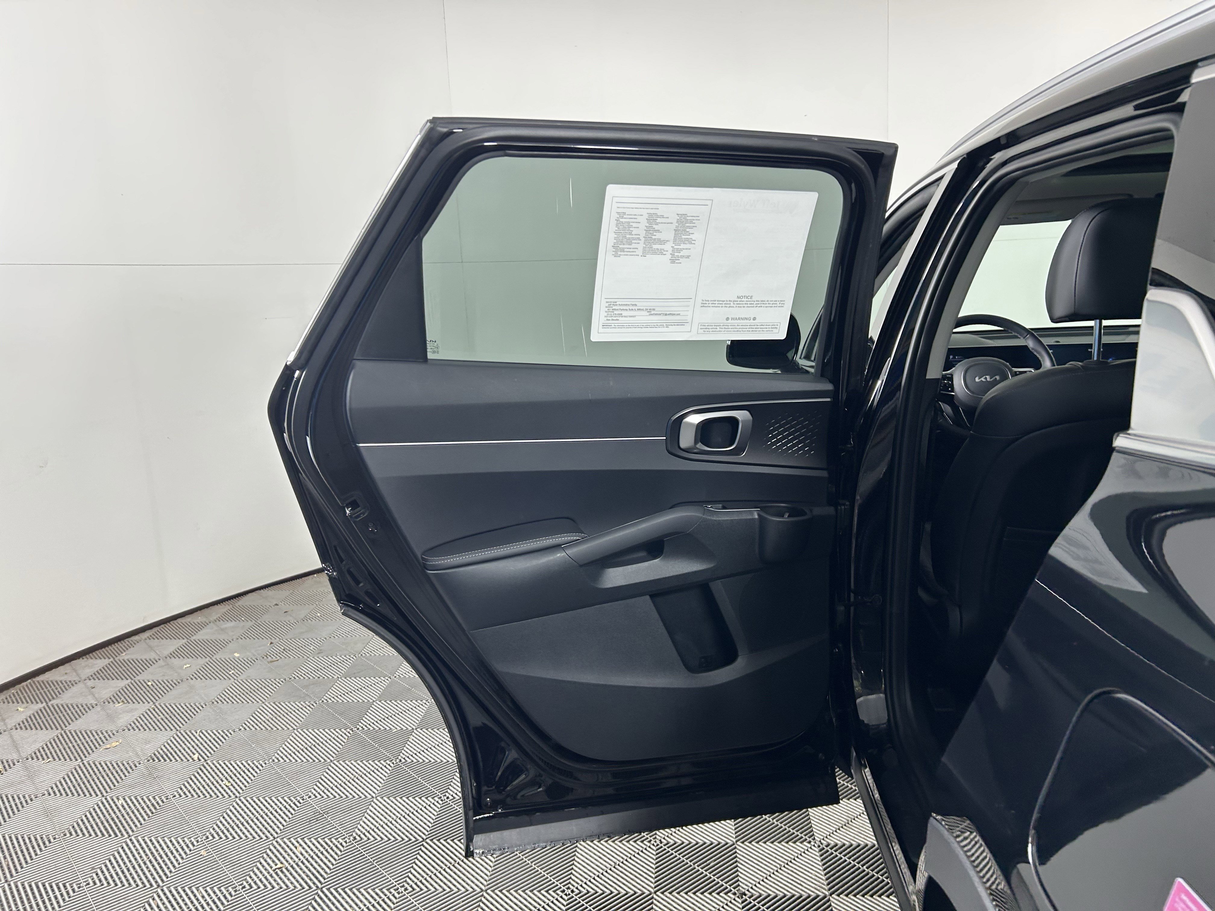 Used 2025 Kia Sorento S w/ Panoramic Sunroof Package image 34