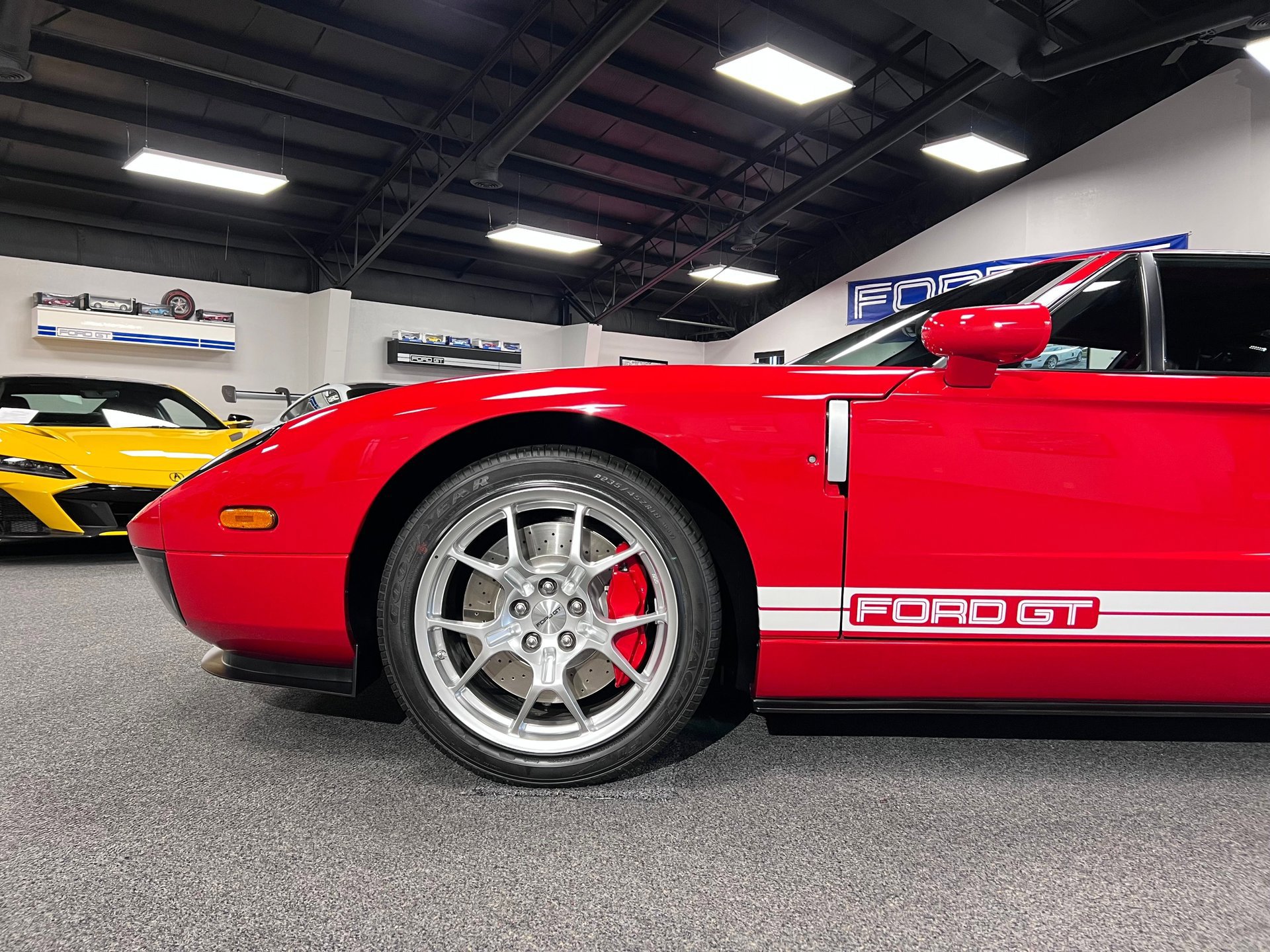 Used 2005 Ford GT RWD image 35