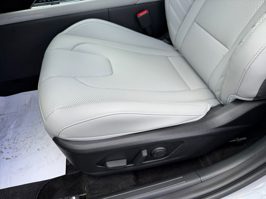 Used 2025 Hyundai Elantra Limited image 14