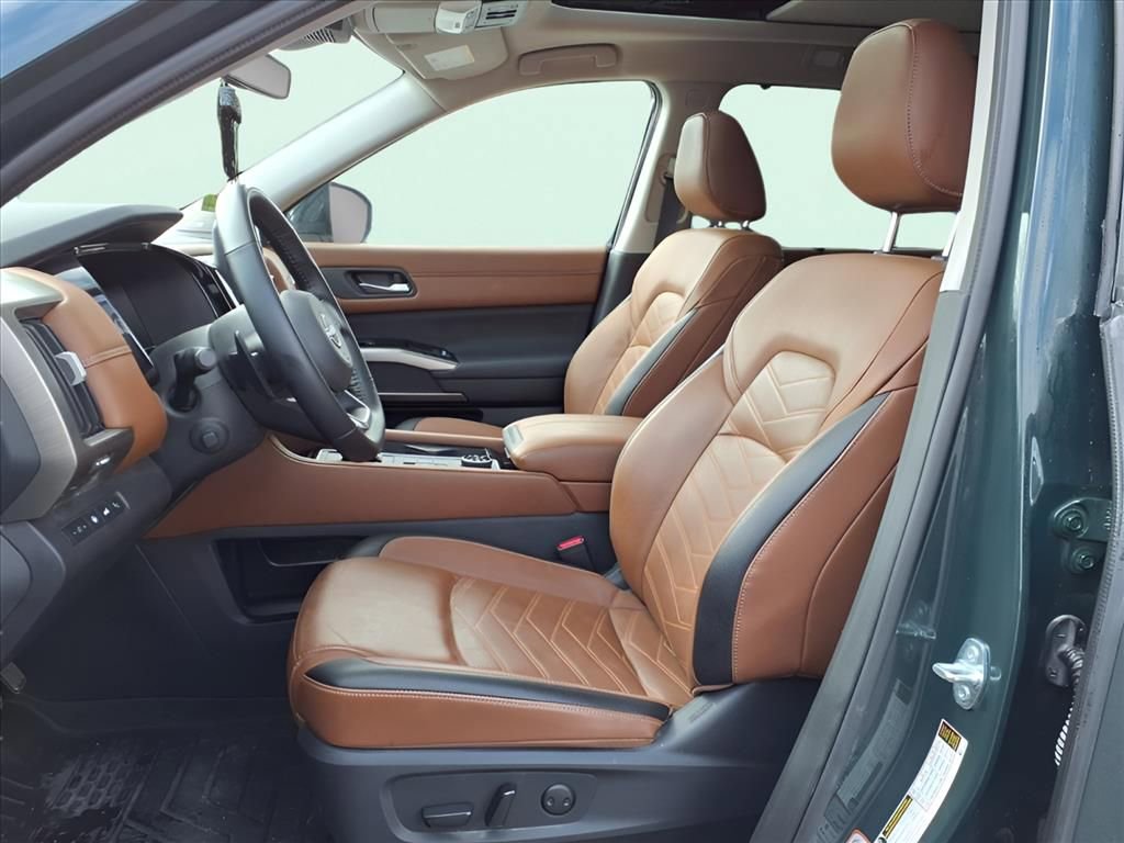 Used 2025 Nissan Pathfinder Platinum image 22