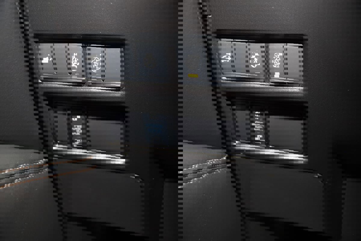 Used 2024 Nissan Armada Platinum w/ Captain's Chairs Package image 33