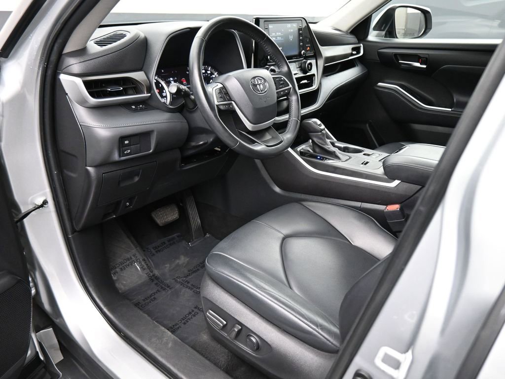 Used 2022 Toyota Highlander XLE image 2