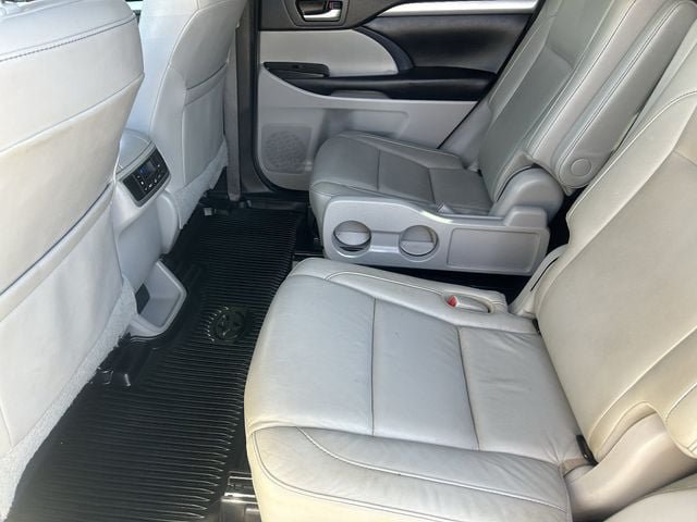 Used 2018 Toyota Highlander XLE AWD/4WD image 19