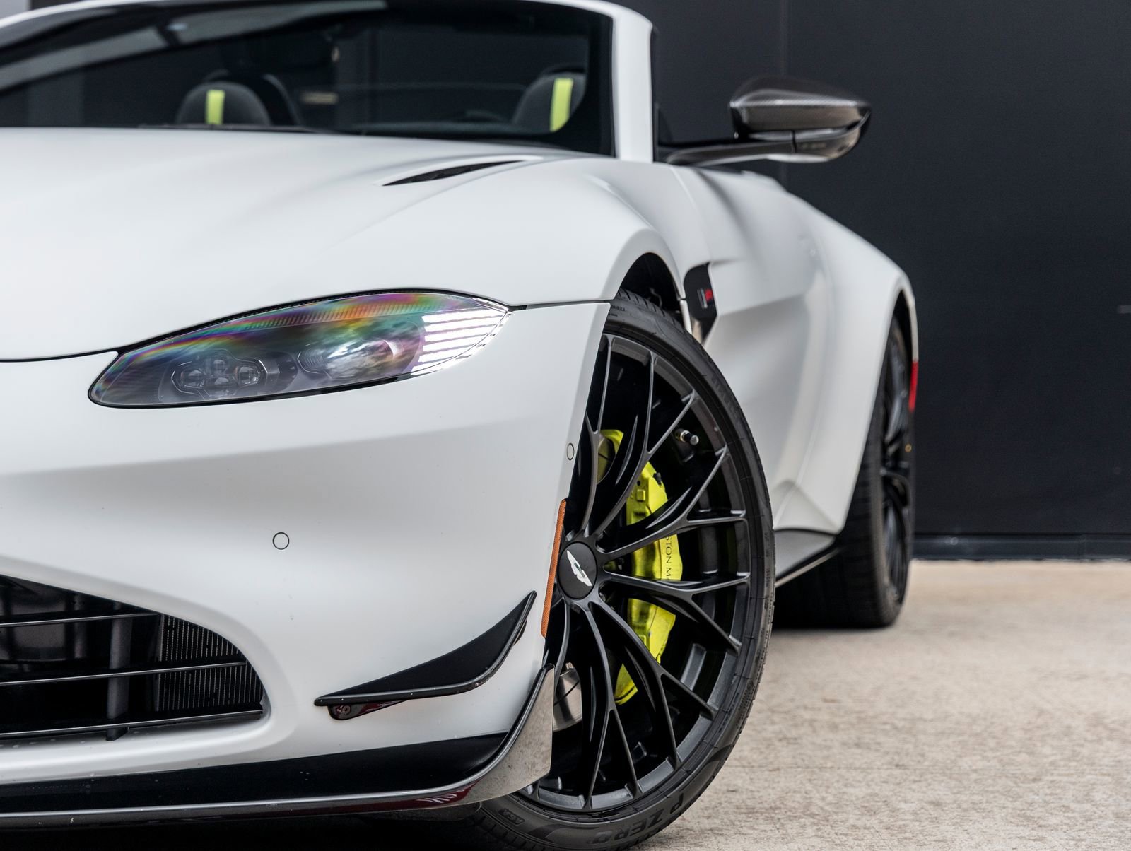 Used 2023 Aston Martin V8 Vantage Roadster RWD image 13