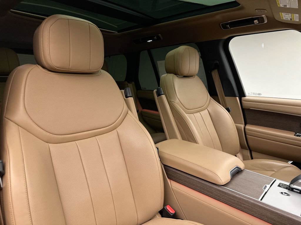 Used 2025 Land Rover Range Rover SE image 18