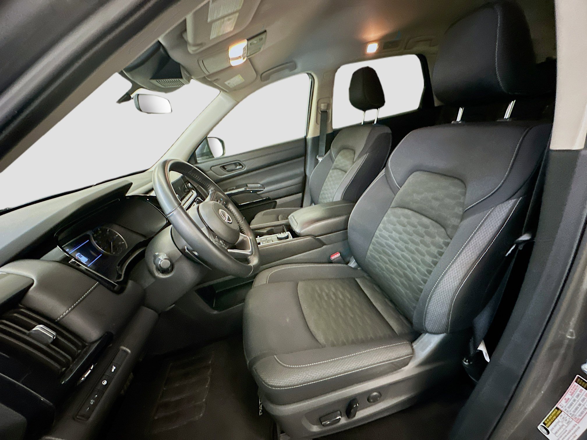 Used 2025 Nissan Pathfinder SV image 13