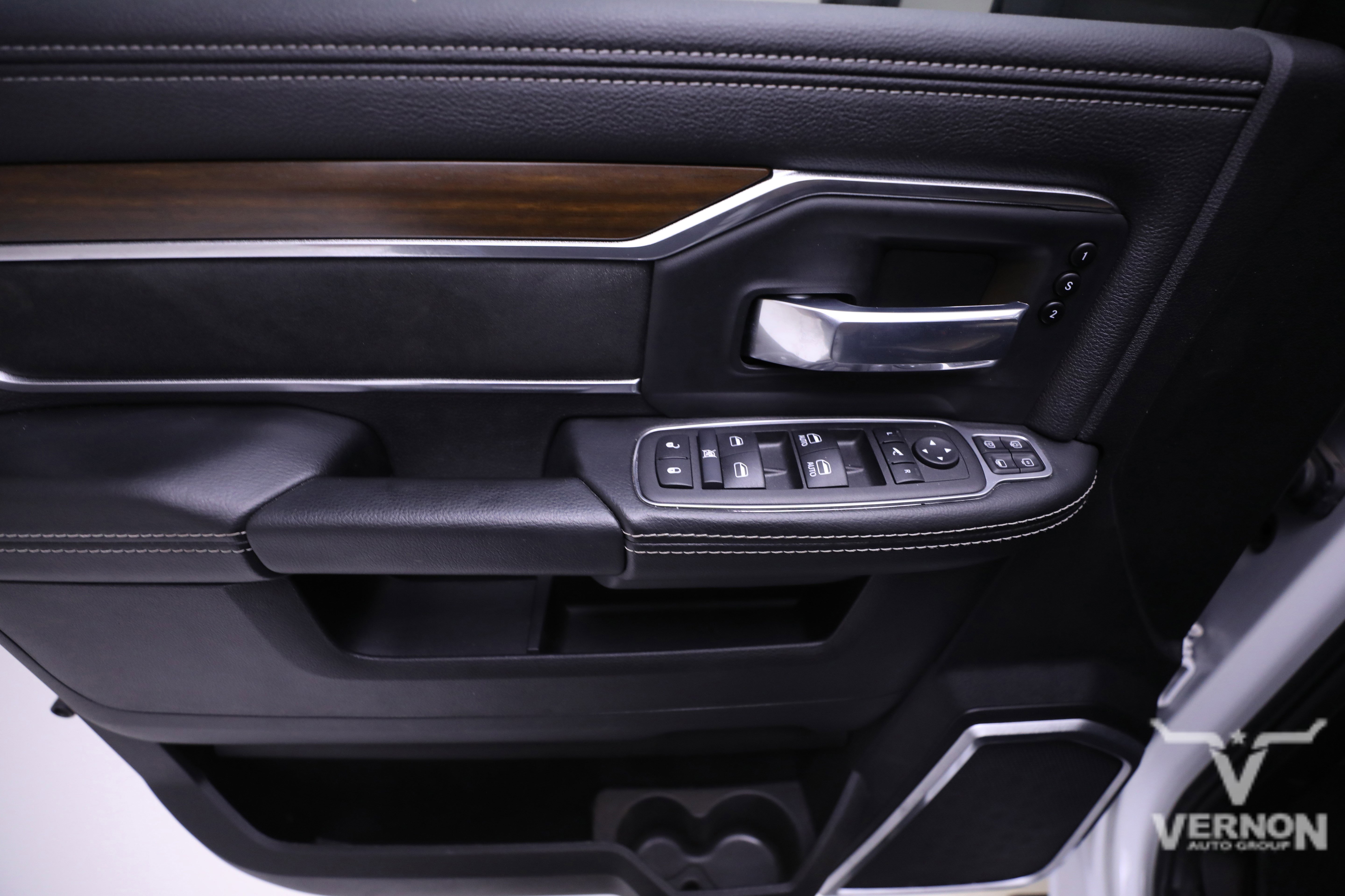 Used 2024 RAM 3500 Laramie w/ Chrome Bumper Package image 18