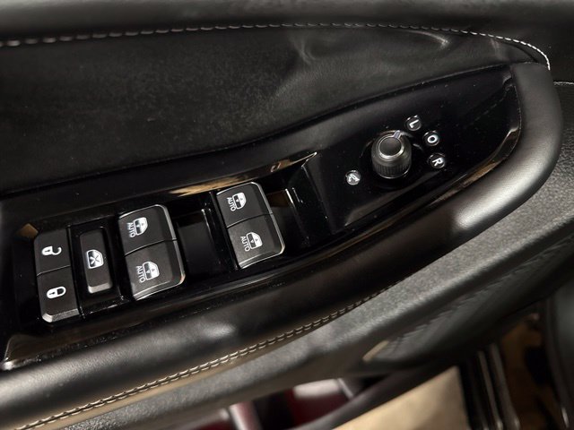 Used 2023 Jeep Grand Cherokee Overland AWD/4WD image 3