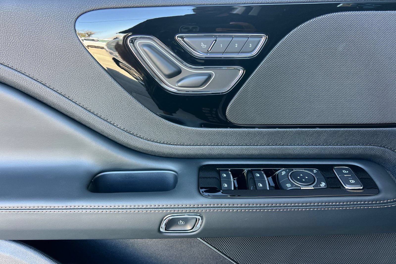 New 2026 Lincoln Aviator 2WD w/ Jet Appearance Package image 8