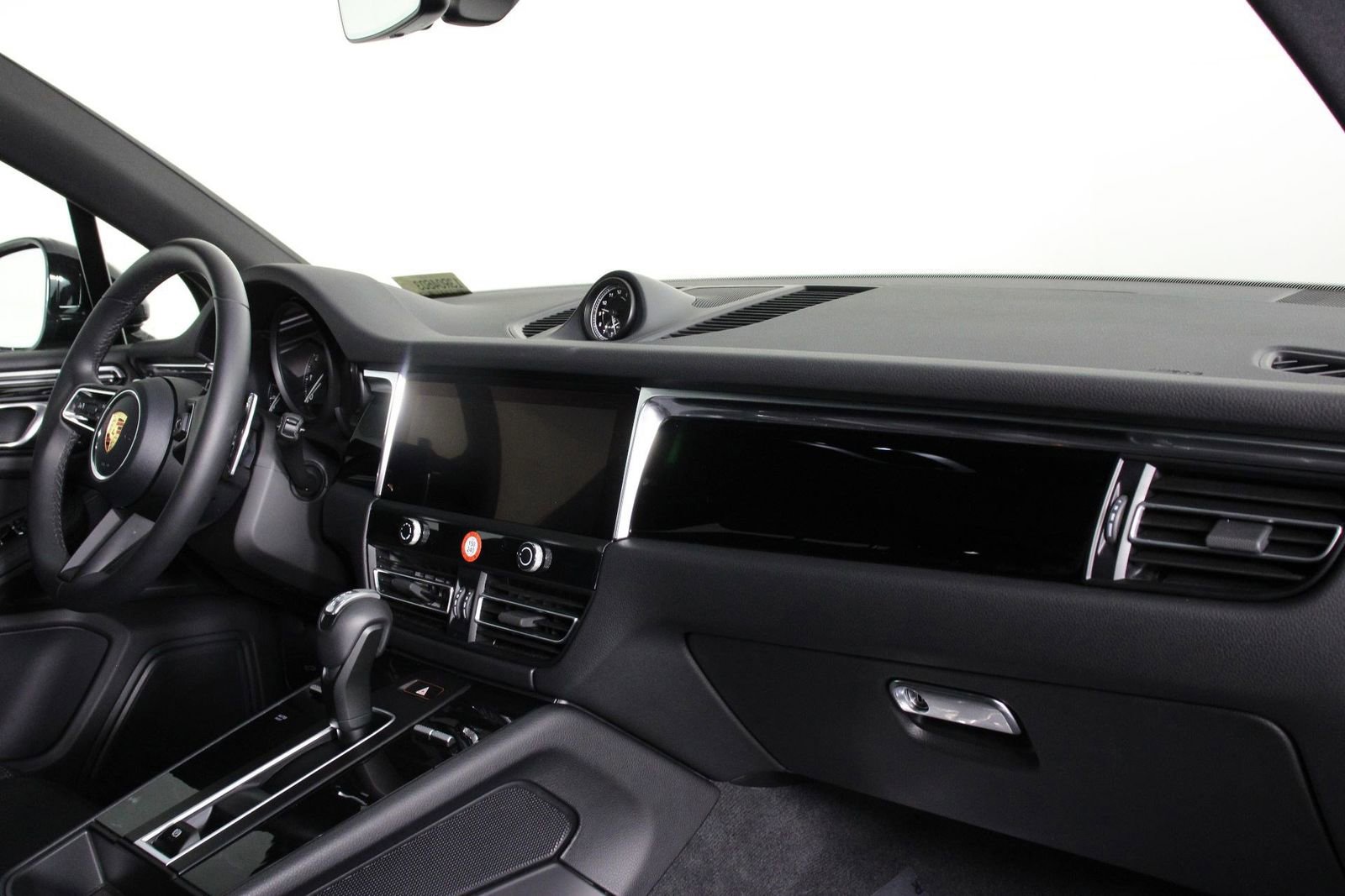 Certified 2025 Porsche Macan image 24