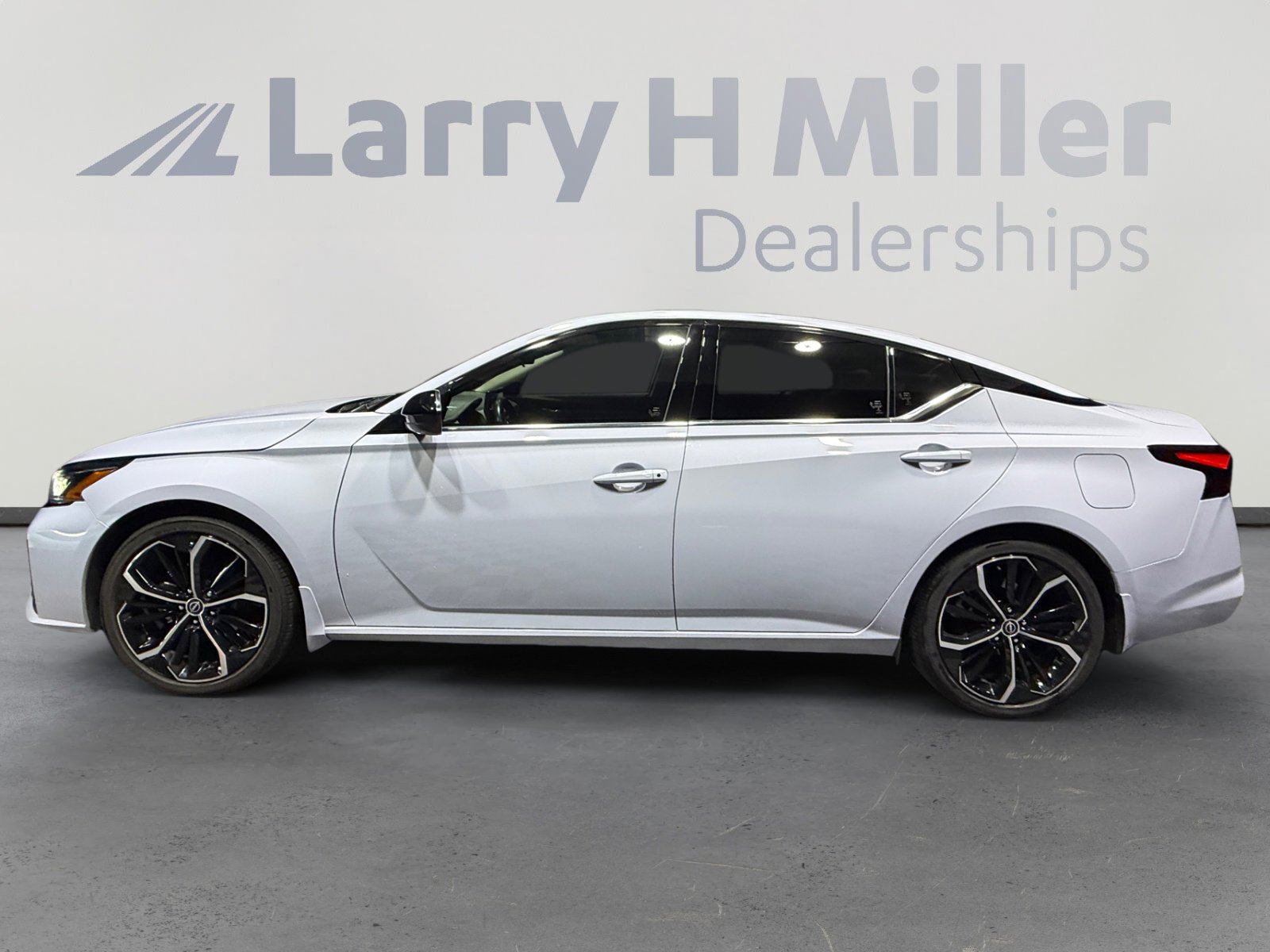 Certified 2023 Nissan Altima 2.5 SR w/ SR Premium Package FWD image 2