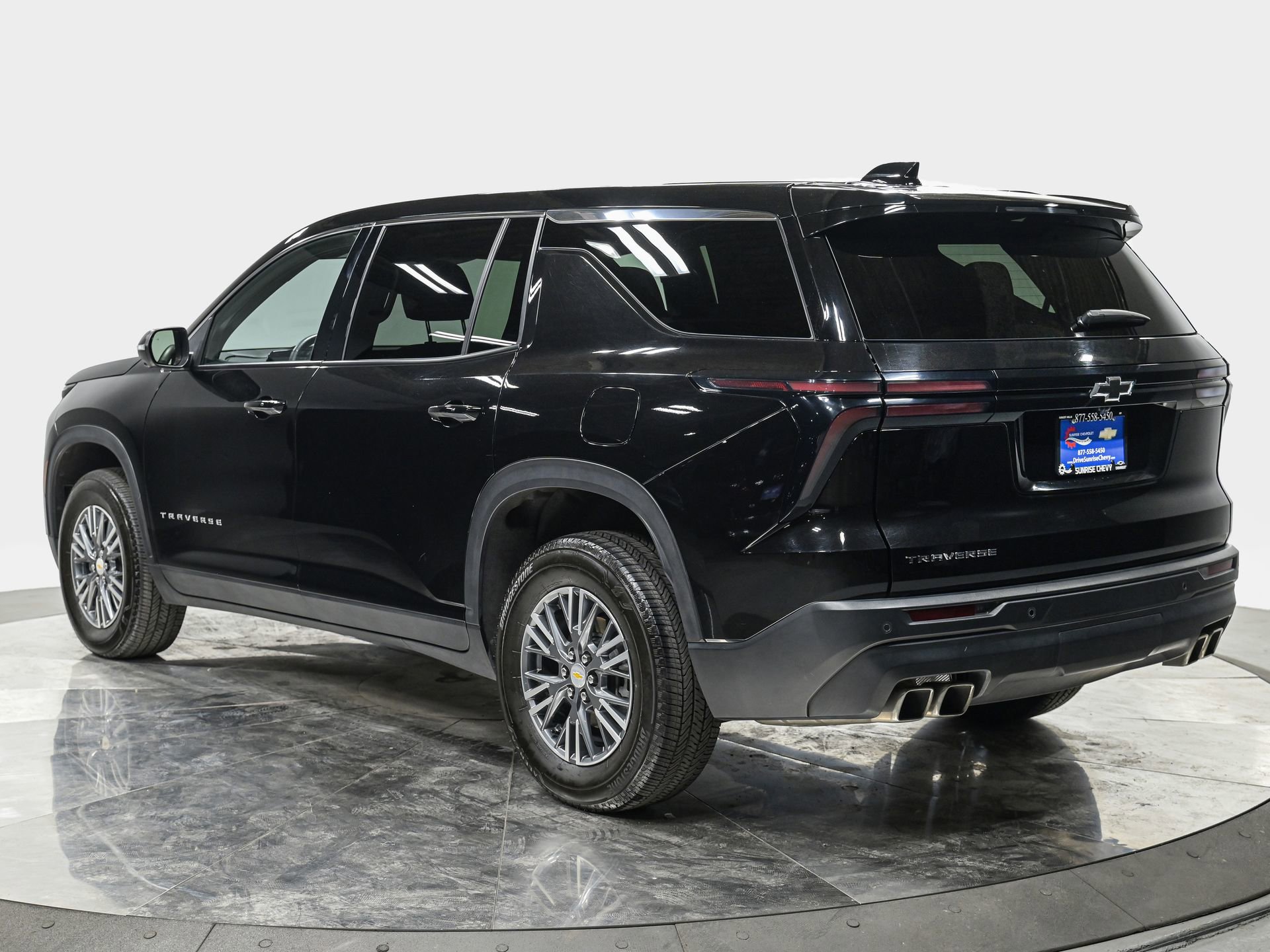 Used 2024 Chevrolet Traverse LS FWD image 4