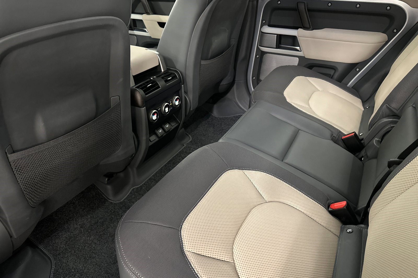 Used 2023 Land Rover Defender 130 X-Dynamic SE image 26