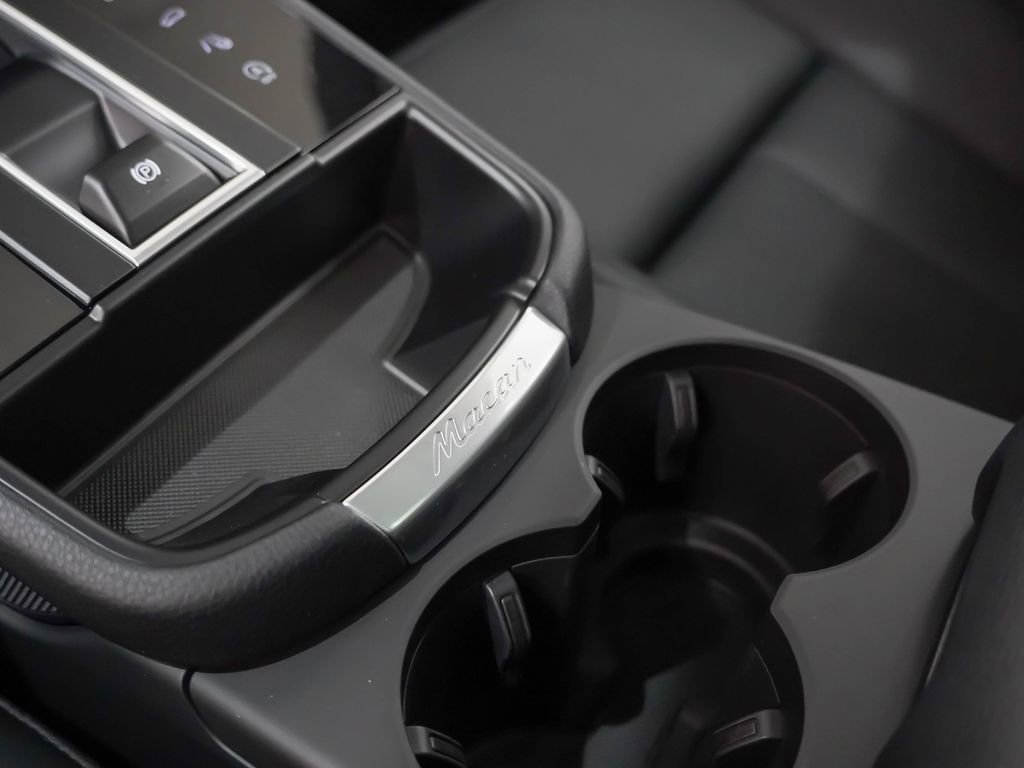 Certified 2026 Porsche Macan AWD/4WD image 33