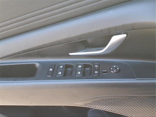 Used 2025 Hyundai Elantra SEL image 17