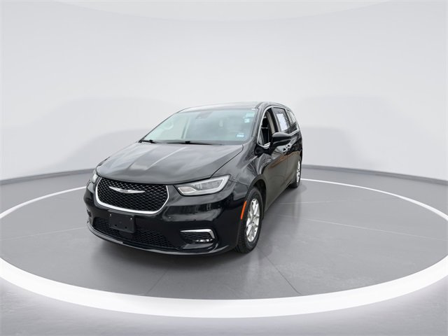 Used 2024 Chrysler Pacifica Touring-L image 3