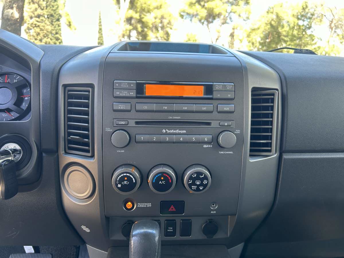 Used 2005 Nissan Titan SE image 13