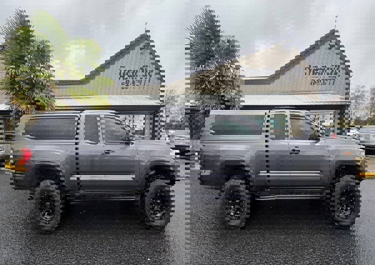 Used 2019 Toyota Tacoma SR image 2