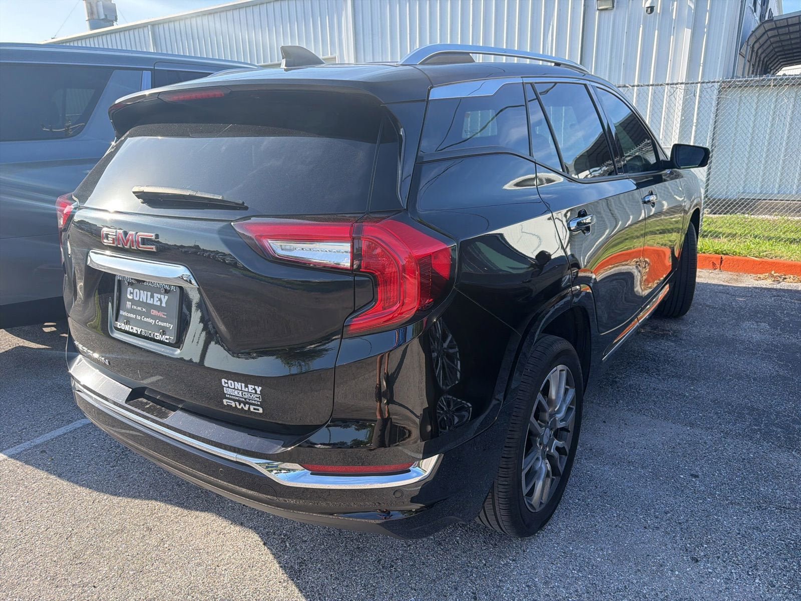 Used 2024 GMC Terrain Denali w/ Denali Premium Package AWD/4WD image 10