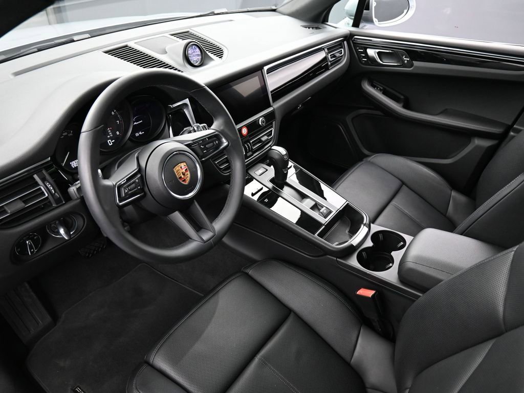 Certified 2025 Porsche Macan image 4