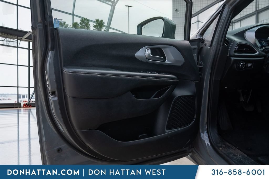 Used 2021 Chrysler Pacifica Touring w/ S Appearance Package FWD image 15