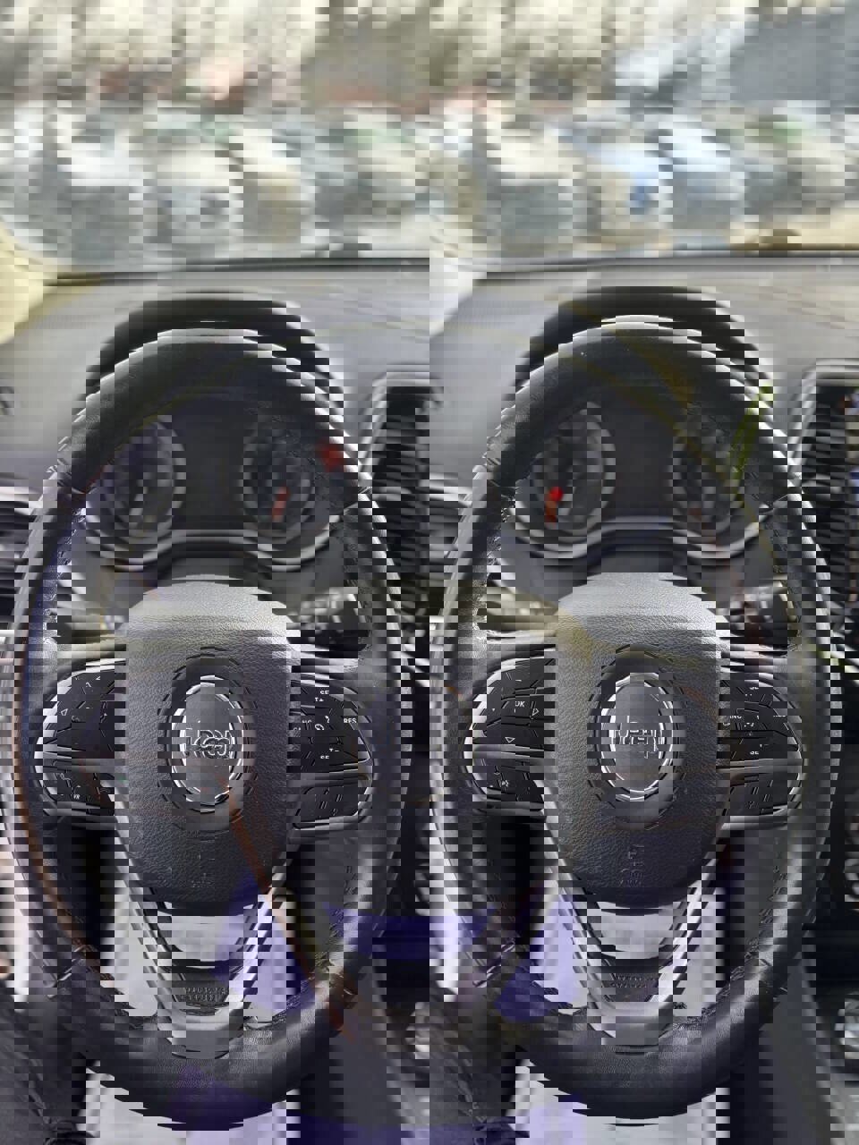 Used 2019 Jeep Cherokee Limited image 16