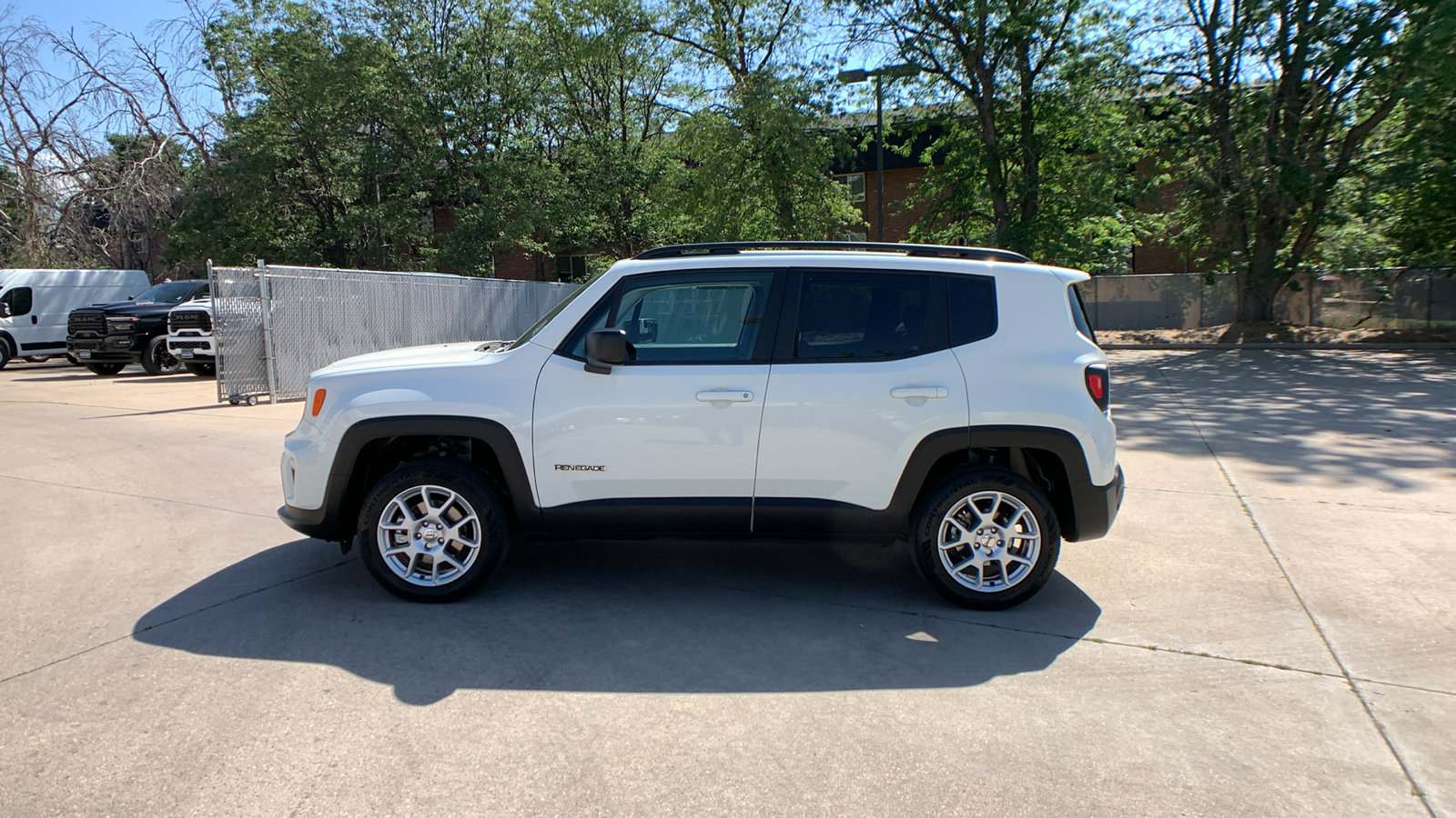 Used 2023 Jeep Renegade Latitude w/ Premium Group AWD/4WD image 2