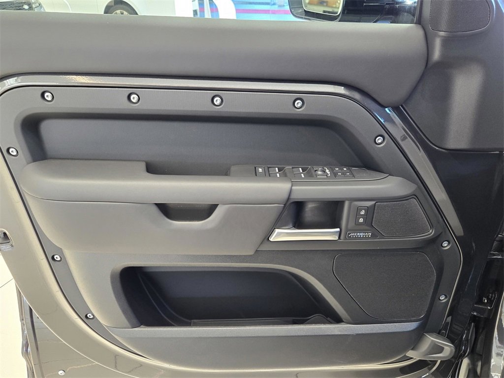 New 2026 Land Rover Defender 130 X-Dynamic SE image 10