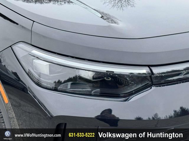 Certified 2025 Volkswagen Tiguan SE image 8