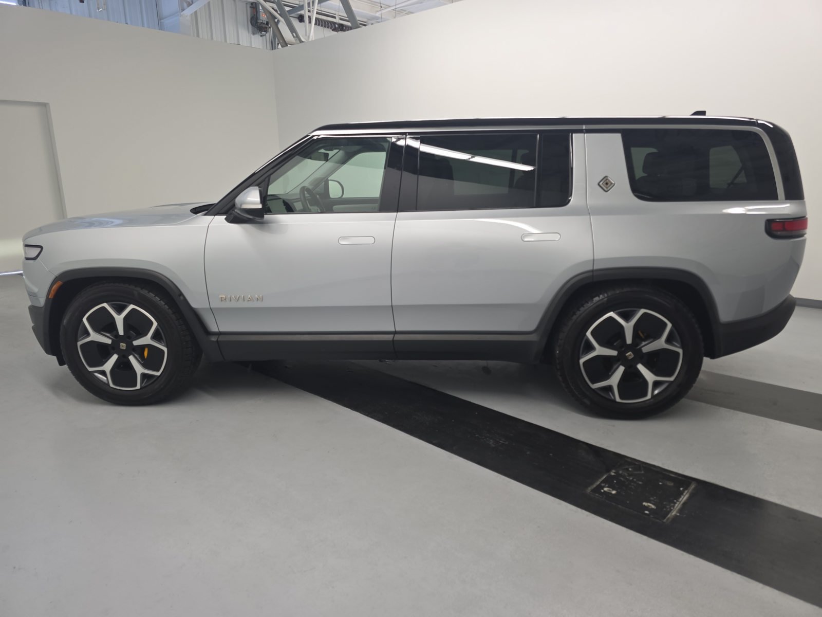 Used 2024 Rivian R1S Adventure Quad AWD/4WD image 2