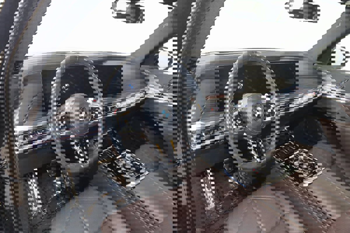 Used 2023 BMW 740i w/ Parking Assistance Package image 35