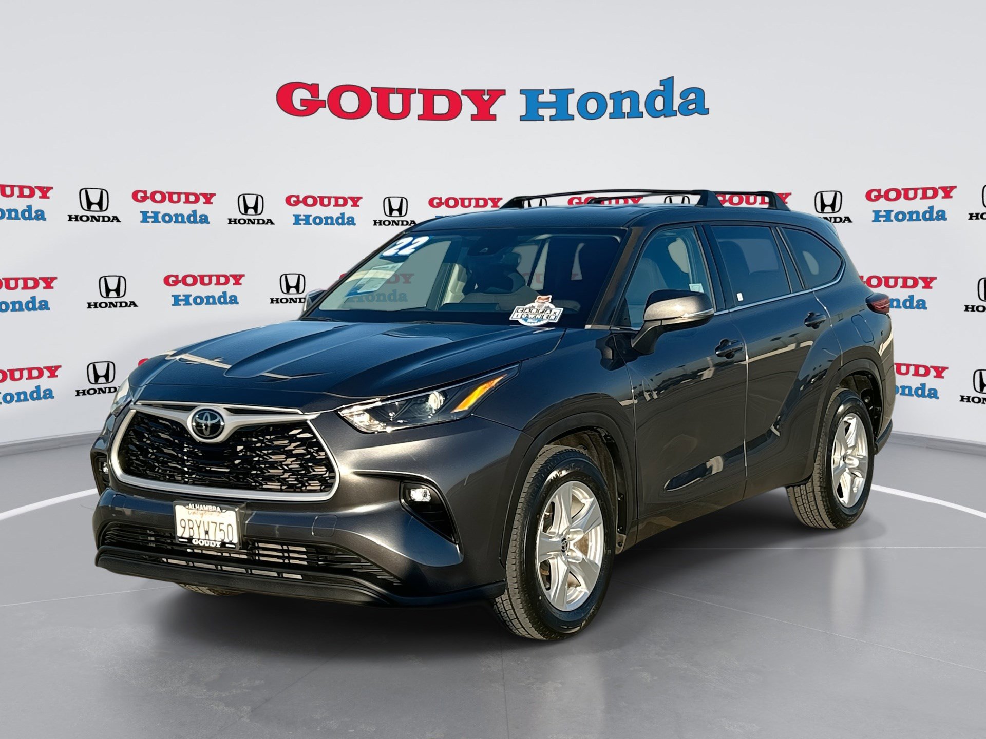 Used 2022 Toyota Highlander LE image 1