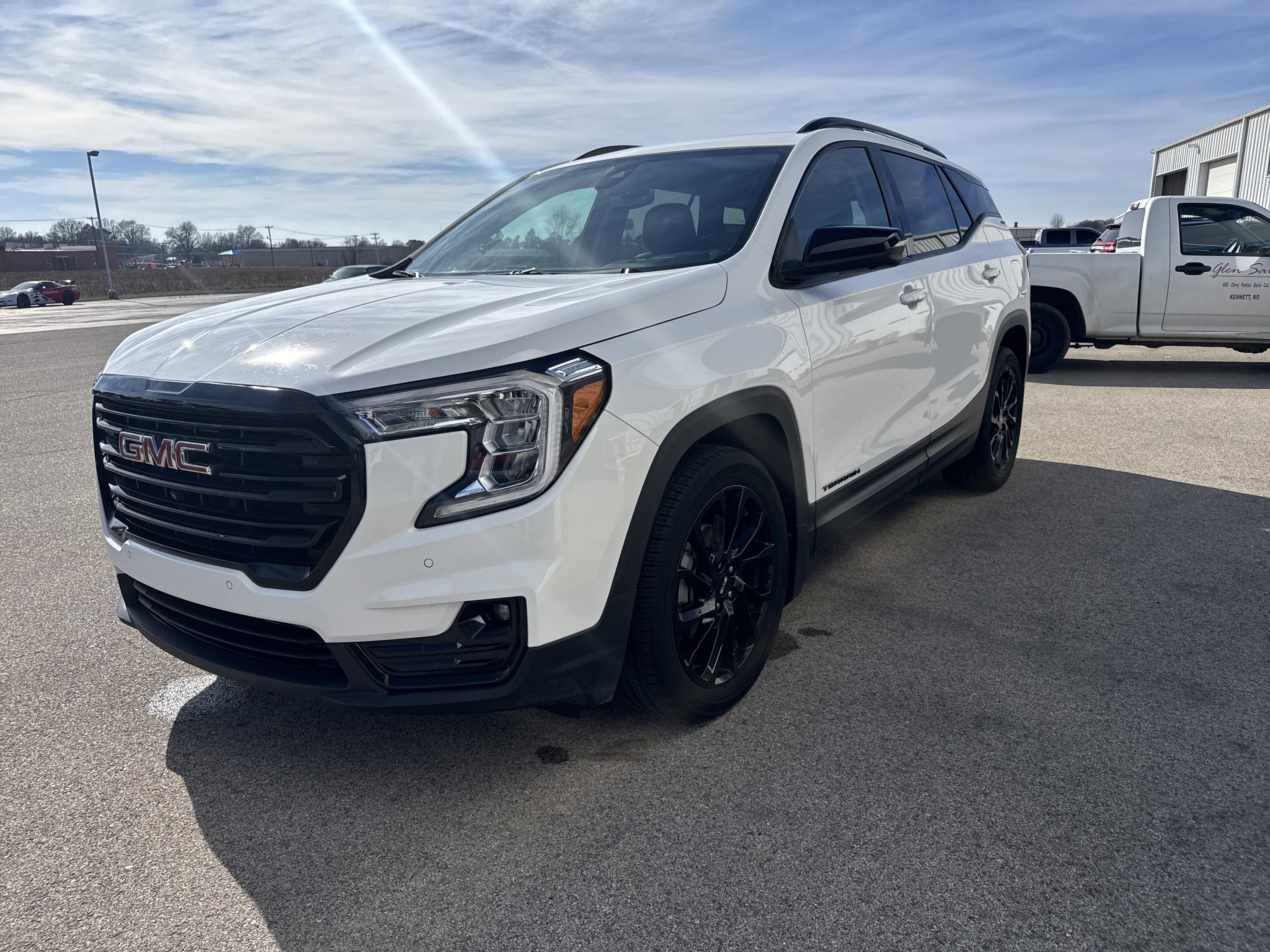 Used 2023 GMC Terrain SLT w/ Infotainment Package II image 1